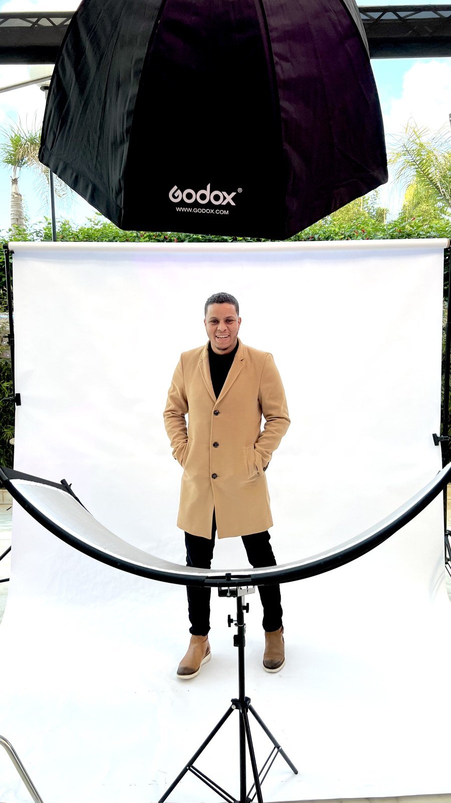 Le fondateur de Vision D’Or Audiovisuelle dans son studio photo