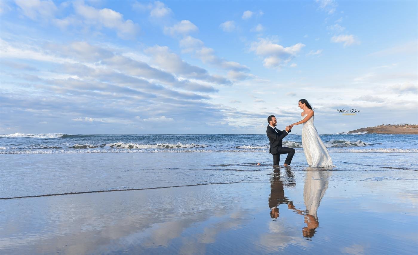 Séance de couple sur la plage au coucher du soleil