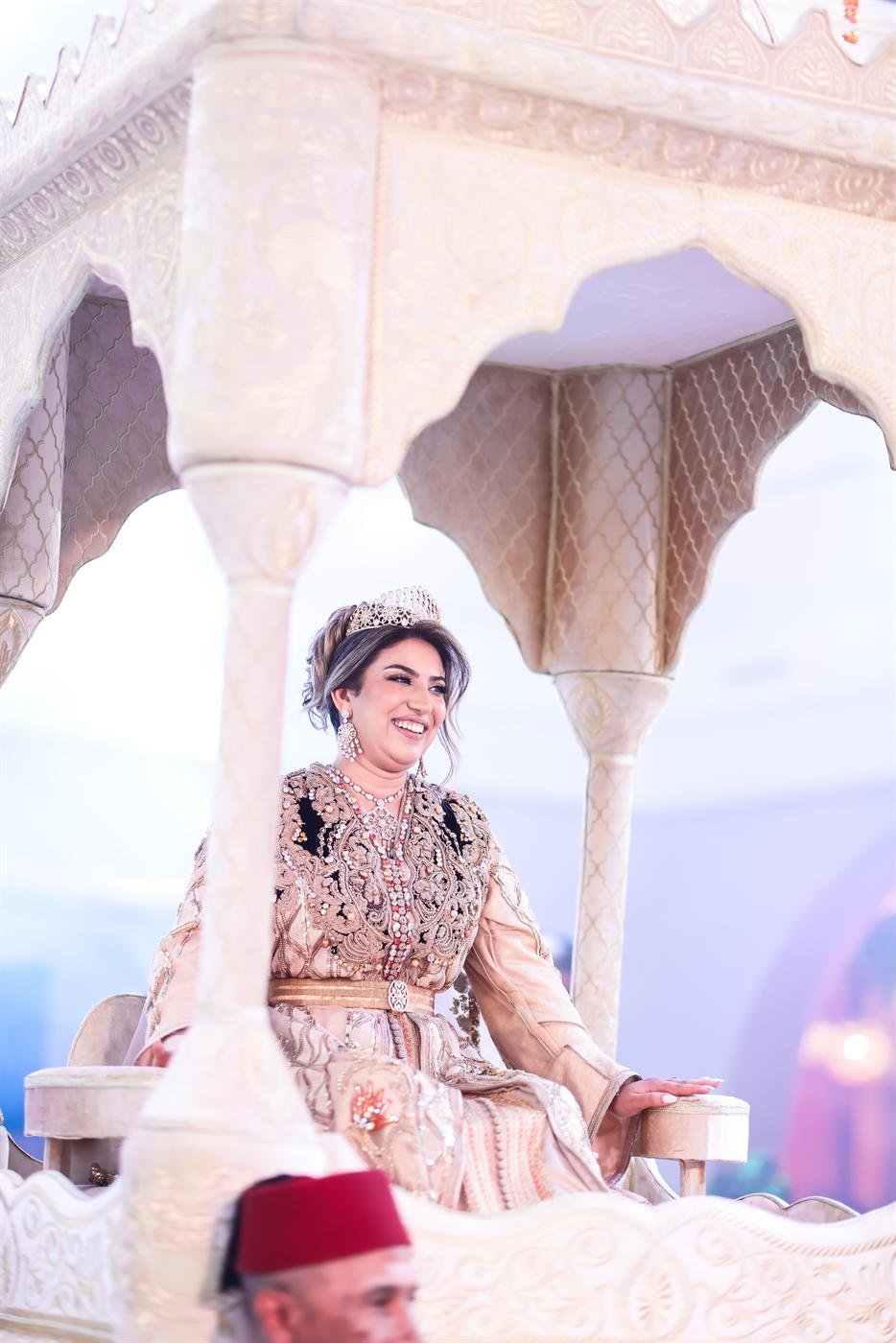 Mariée sur son trône dans un riad