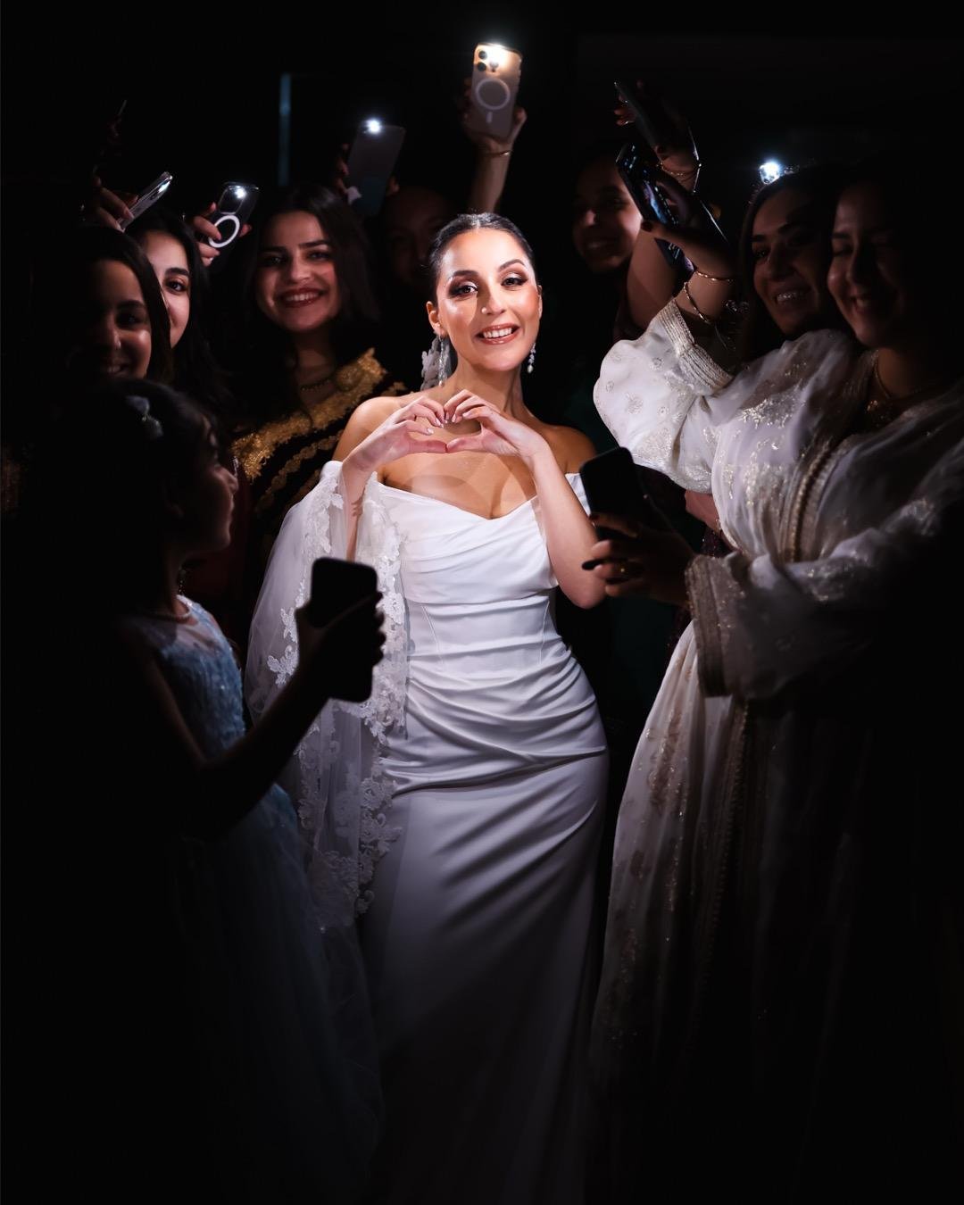 La mariée entourée de ses invités