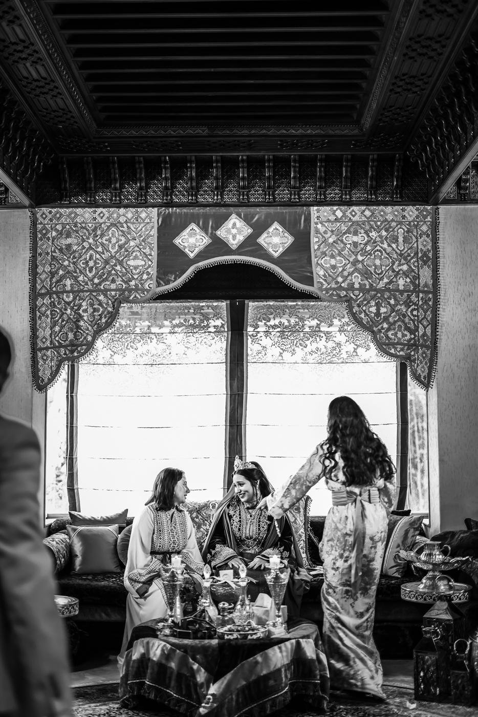 Préparatifs de la mariée dans un salon traditionnel
