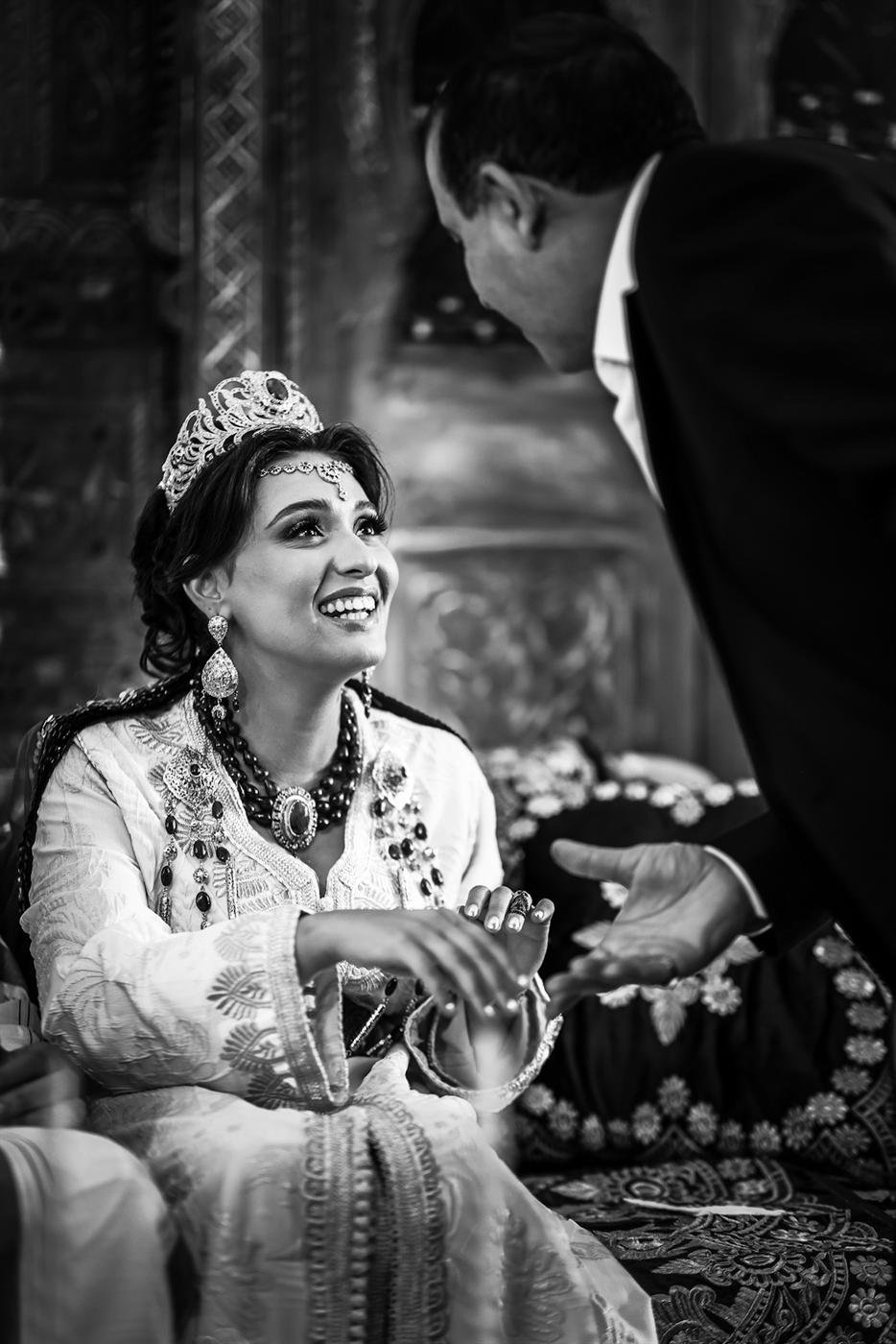 Regard complice entre les mariés