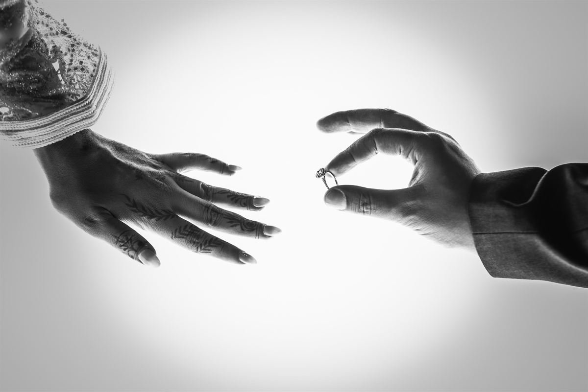 Échange des alliances, photographie noir et blanc