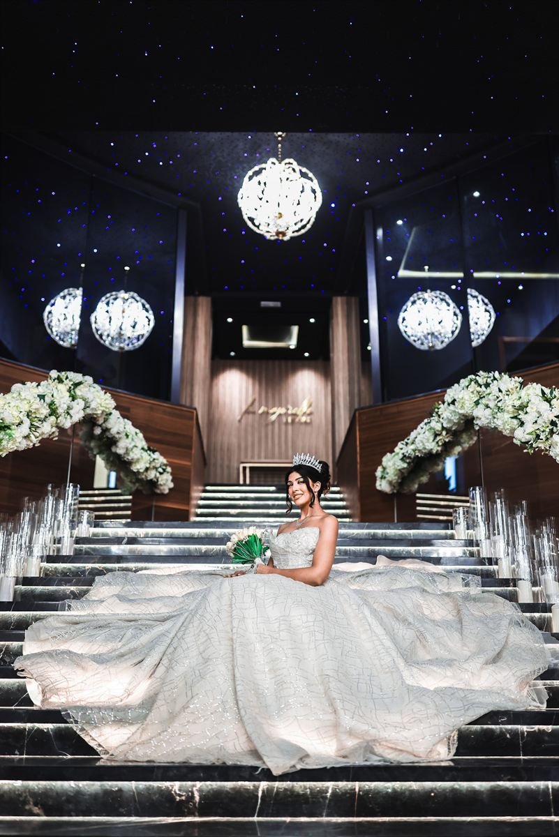 Mariée sur l’escalier d’honneur, robe de princesse
