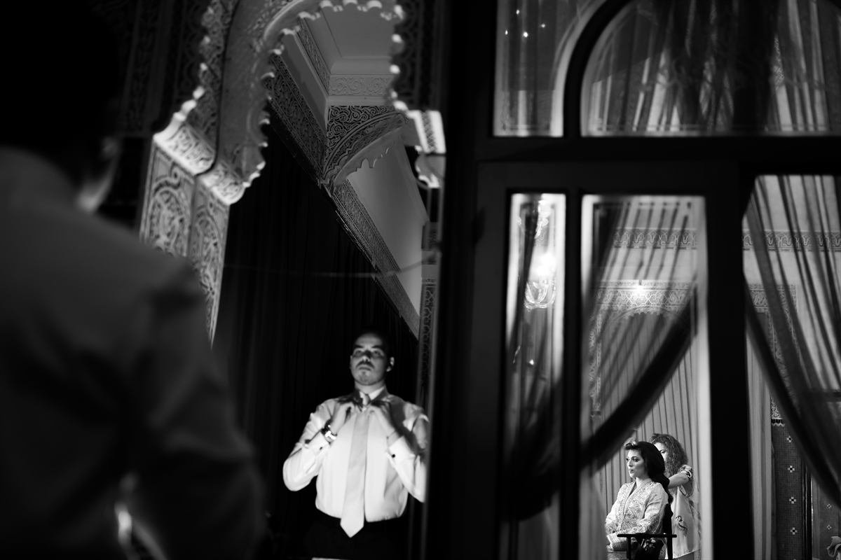 Instant volé en noir et blanc avant la cérémonie